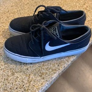 Nike sb janoski black and white